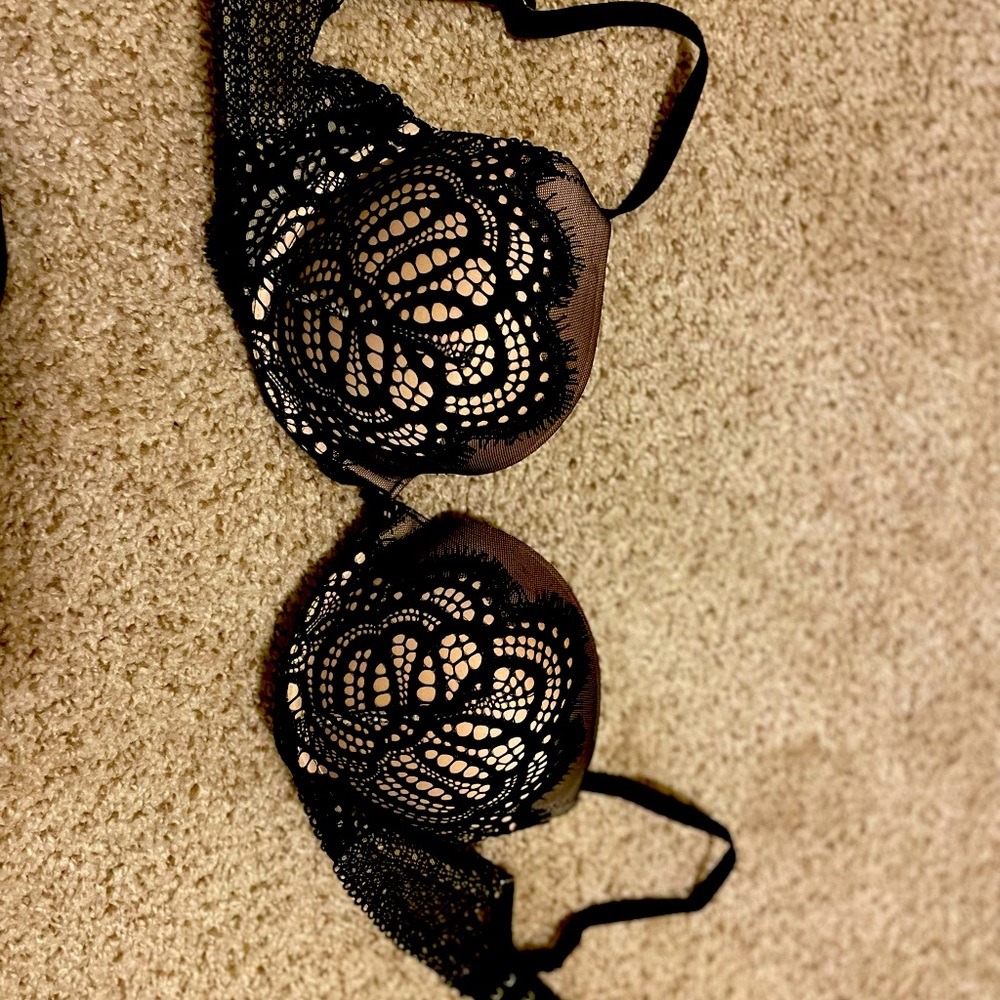 Beautiful Victoria’s Secret black and beige lace bra 32D